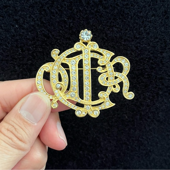 VINTAGE CHRISTIAN DIOR GOLD TONE AND RHINESTONE MONOGRAM BROOCH - Picture 4 of 7